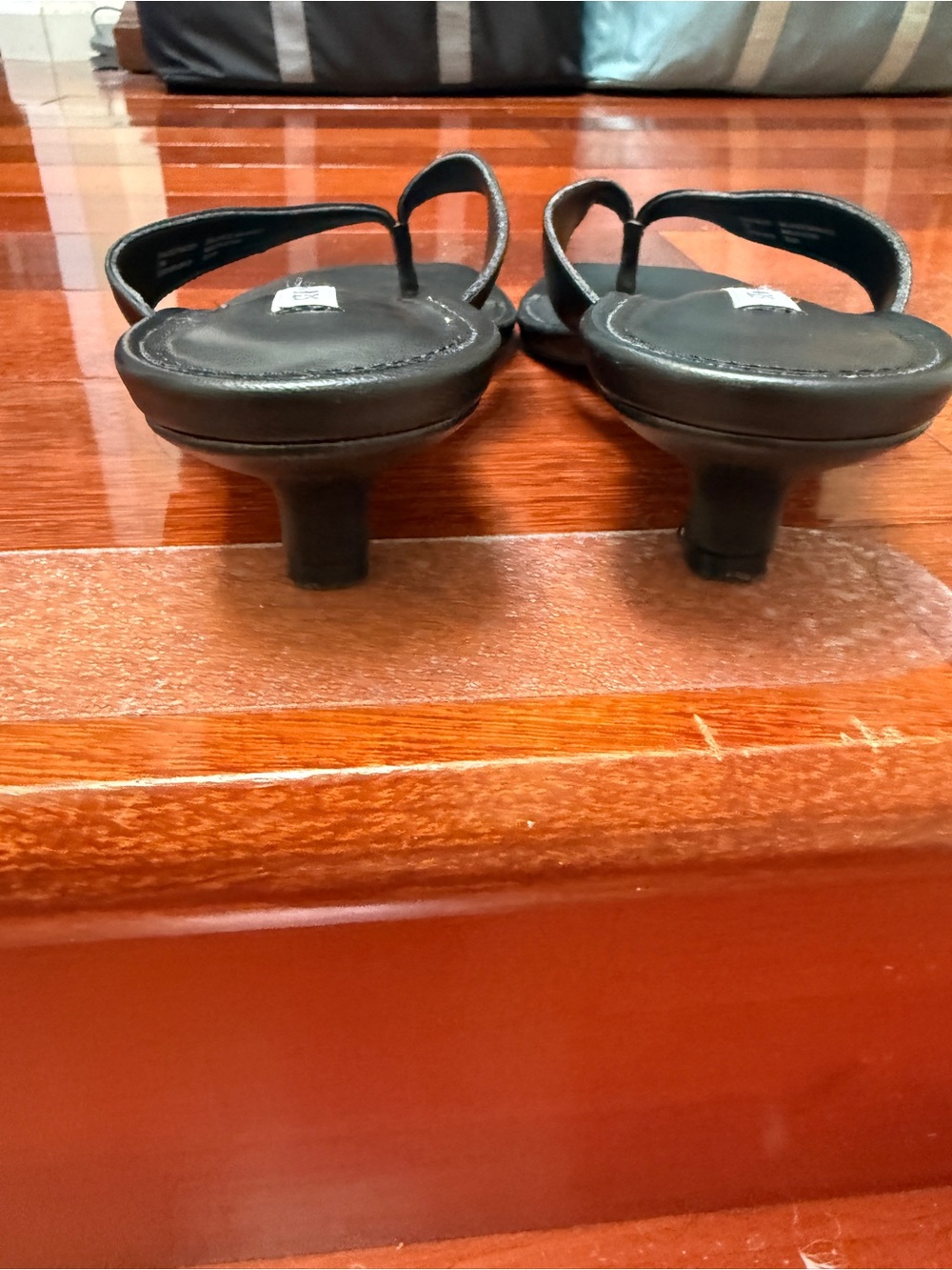 Steve Madden Tracie Black Leather Kitten Heel Thong Sandals - Picture 8 of 9